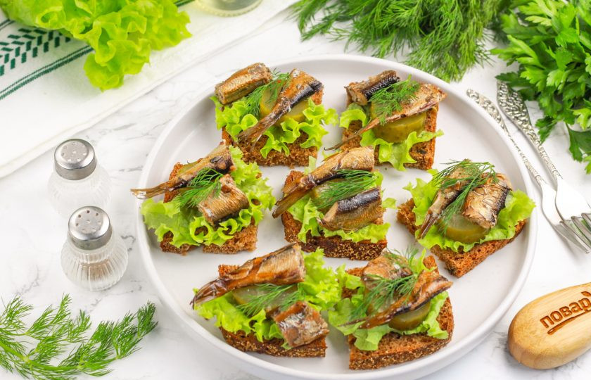 1. Этап. Канапе со шпротой: Подайте аппетитные канапе к столу сразу же после приготовления. Приятного вам аппетита!