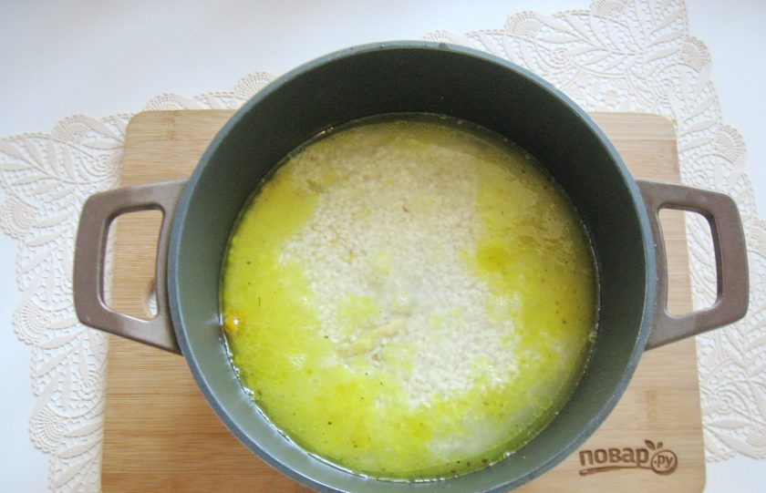 1. Этап. Шилаплави: Залейте рис с курицей и овощами горячей водой на палец выше риса.