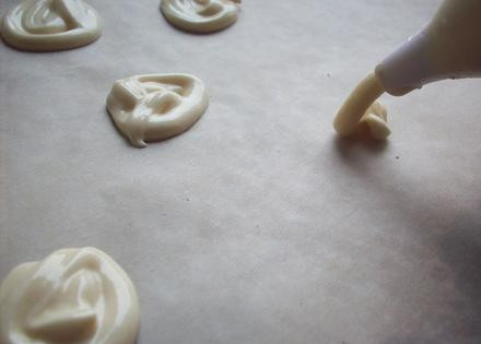 1. Этап. Печенье Ленинградское: 6. Чтобы печенье было правильной формы можно использовать кондитерский мешок или обыкновенный полиэтиленовый пакет с надрезанным уголком. На пергамент для выпечки выложить тесто, формируя печенье.