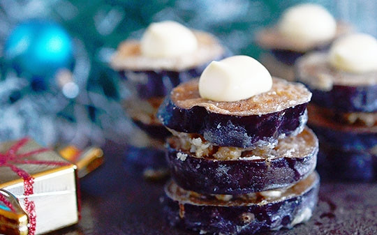 1. Этап. Башенки из баклажан с орехами: На кружок баклажана положите немного начинки, накройте другим кружком и таким образом сделайте башенки желаемой высоты.