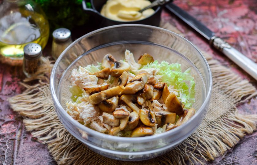 1. Этап. Салат Переполох: Тем временем обжарьте грибы на сковороде, добавьте шампиньоны к курице.