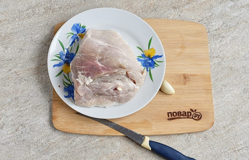 1. Этап. Маринад для буженины: С помощью узкого длинного ножа нашпигуйте мясо зубчиками чеснока, разрезанными вдоль на несколько частей.