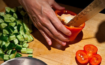 1. Этап. Салат из сладкой кукурузы: 5. У перца удалить семечки, хорошо промыть его и порезать кубиками.