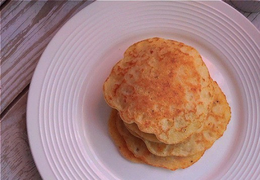 1. Этап. Блинчики из кукурузной поленты с кукурузой: Готовы. Получилось 10 блинчиков D~8-10 см. Подаём. По порции: сколько съедите. Трёх достаточно.