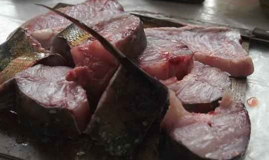 1. Этап. Балык из пелингаса: 2. Эти кусочки выкладываем в кастрюлю (не алюминиевую), пересыпаем солью и сахаром и под гнетом в холодильнике держим 6 суток.