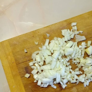 1. Этап. Курица в луковом соусе: Лук очистить и мелко покрошить.