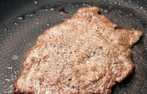 1. Этап. Отбивные под соусом: 2. Обжариваем каждую отбивную с двух сторон до полной готовности. Отдельно будем готовить соус.