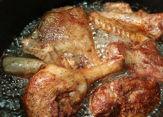 1. Этап. Гусь, тушенный с капустой: Через пару минут убавьте огонь до среднего и переверните кусочки гуся на другой бок. Обжаривайте 2-3 минуты до золотистого цвета.