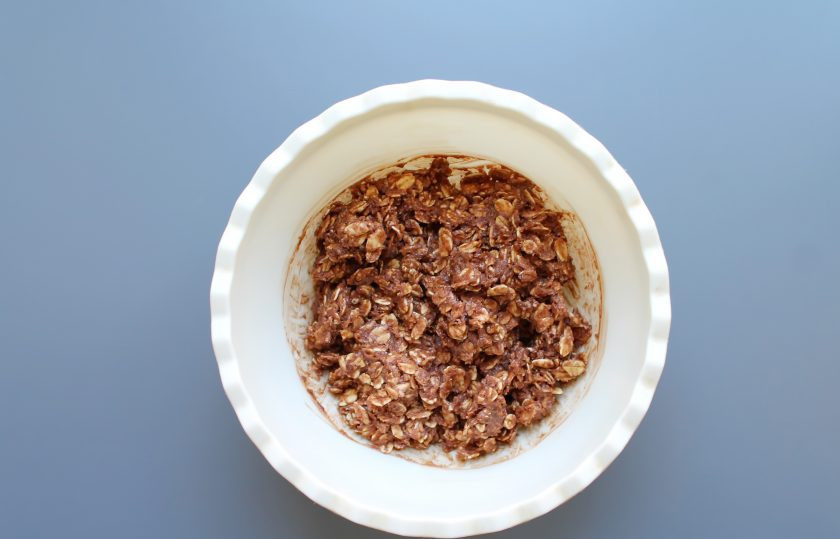 1. Этап. Овсяные шарики: Добавьте ванильный экстракт и перемешайте до равномерного распределения всех продуктов. Накройте и дайте постоять в прохладном месте 20 минут.