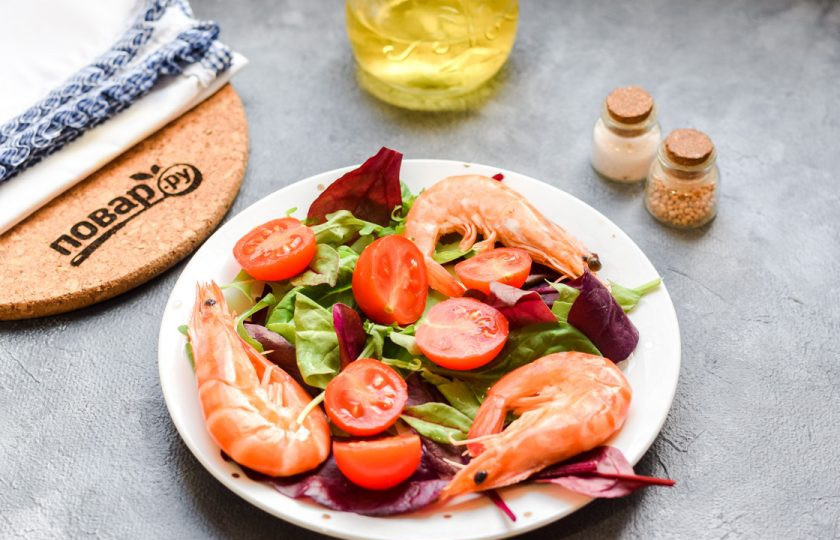 1. Этап. Салат с красной икрой: Помидоры черри ополосните и просушите, разрежьте пополам, выложите в салат.