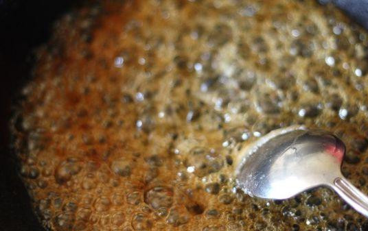 1. Этап. Медовые шарики: Готовим медовую глазурь. Для этого сахар обжарить на сильном огне, чтоб он поменял цвет, затем добавить мед, перемешать и снять с огня.