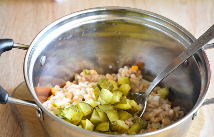 1. Этап. Салат с перловкой на зиму: Добавьте огурцы в кастрюлю к перловке и овощам.