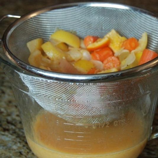 1. Этап. Курица с овощами в цитрусовом соусе: Оставшийся в кастрюле соус процеживаем.