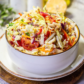 Салат с капустой, помидорами и сельдереем