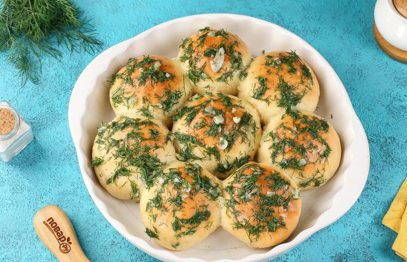 1. Этап. Пампушки с чесноком к борщу: Смажьте горячие чесночные пампушки готовым чесночным соусом и подавайте к столу.