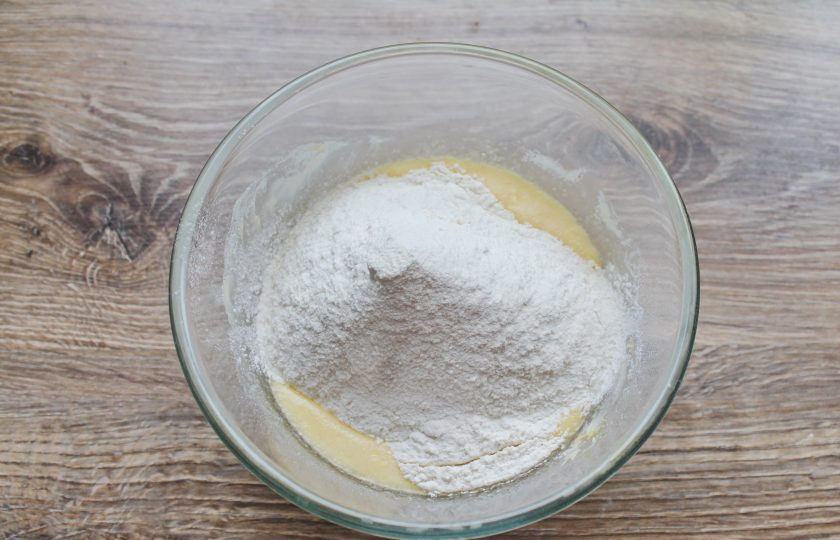 1. Этап. Цветаевский пирог с джемом: Просейте муку через мелкое сито в миску с яично-масленой массой.