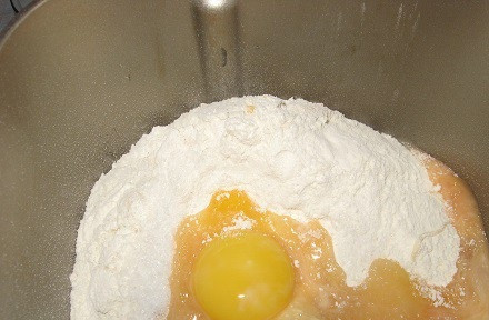 1. Этап. Тесто на баурсаки: 4. Сливочное масло можно полностью растопить или добавить размягченным. Вбить яйца.