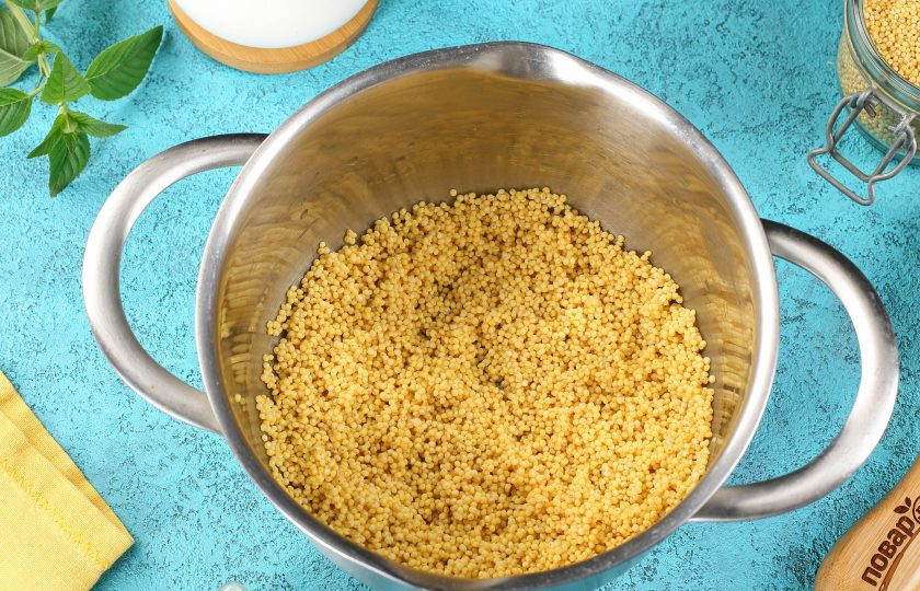 1. Этап. Каша пшённая в кастрюле на молоке: Затем воду слейте.