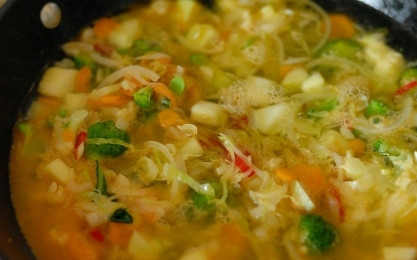 1. Этап. Бонский суп: Жарим овощи на сильном огне минут 5-7, не забываем помешивать. Затем наливаем овощной бульон, делаем маленький огонь, накрываем крышкой и готовим 5 минут.