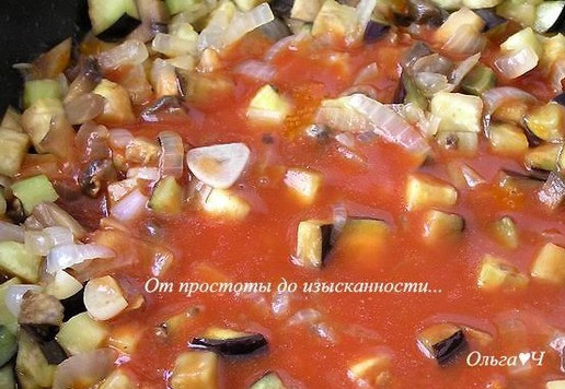 1. Этап. Спагетти с баклажанно-грибным соусом: Влейте томатную пасту, разведенную в воде, перемешайте.