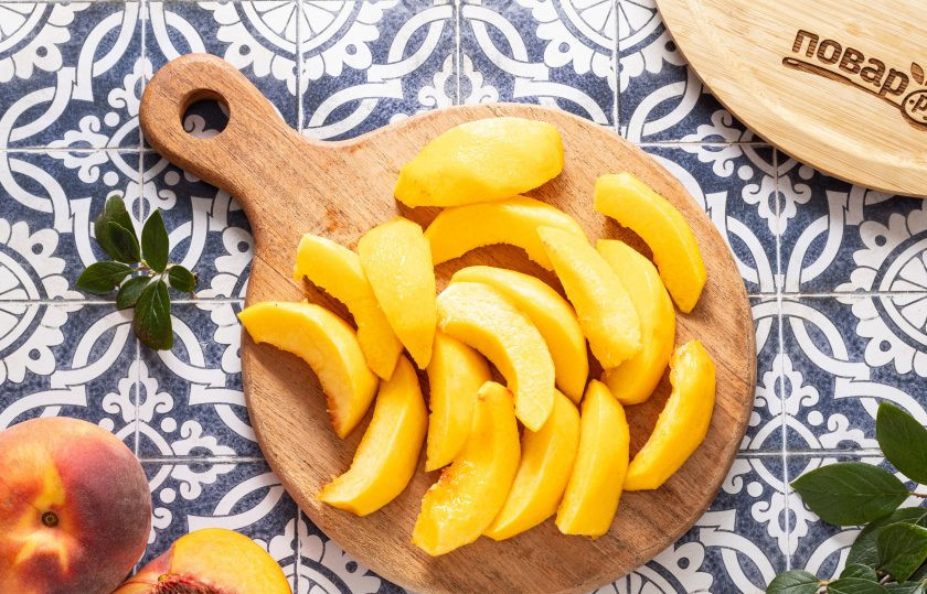 1. Этап. Цукаты из персиков: Персики помойте, обсушите и очистите от кожуры. Удалите косточку и порежьте крупными дольками.