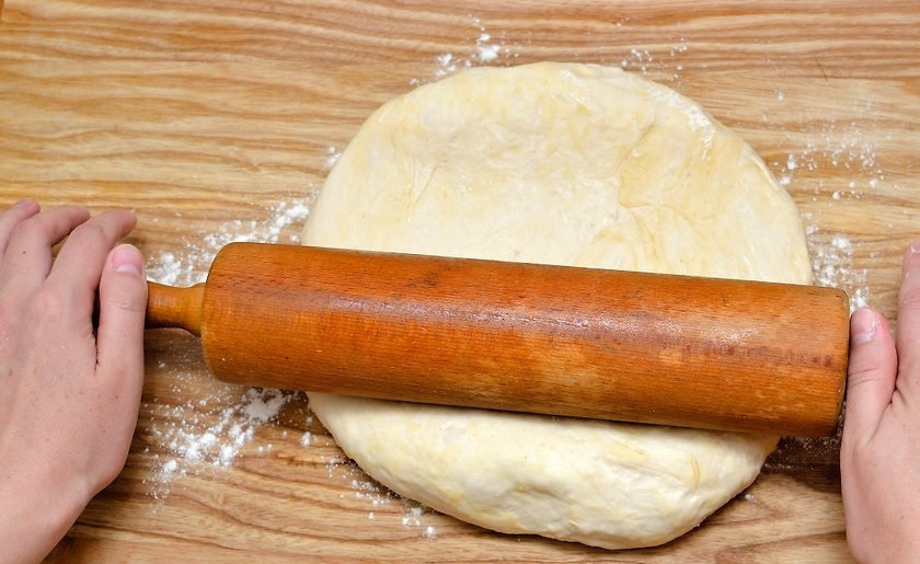 1. Этап. Хрустящий белый хлеб: 10. Когда тесто поднимется, выложите его на поверхность и раскатайте скалкой.