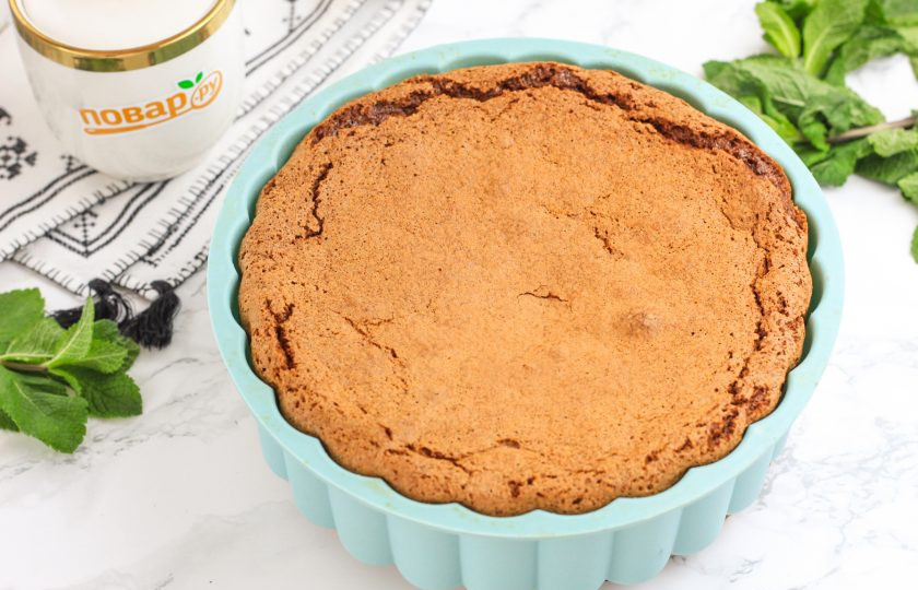 1. Этап. Самый быстрый пирог на основе варенья: Испеките пирог до сухой лучинки примерно 40 минут. Извлеките форму из духовки и слегка остудите примерно 5-10 минут.