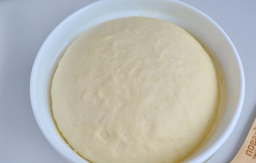 1. Этап. Круассаны-рогалики с прованскими травами: Когда тесто хорошо увеличится в объеме, его нужно осадить руками. Оно мягкое и теплое, воздушное.