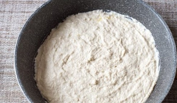 1. Этап. Самая быстрая пицца: 2. Добавьте соль, сахар, сухие (обязательно – мгновенные!) дрожжи и все хорошо смешайте. Затем добавьте теплую воду, оливковое масло и замесите тесто ложкой или руками, прямо в сковороде. Тесто будет липким, разровняйте его столовой ложкой.