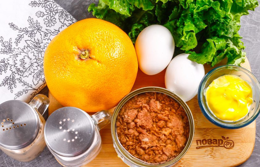 1. Этап. Салат с тунцом и грейпфрутом: Подготовьте указанные ингредиенты. Куриные яйца отварите заранее в течение 12 минут и остудите.