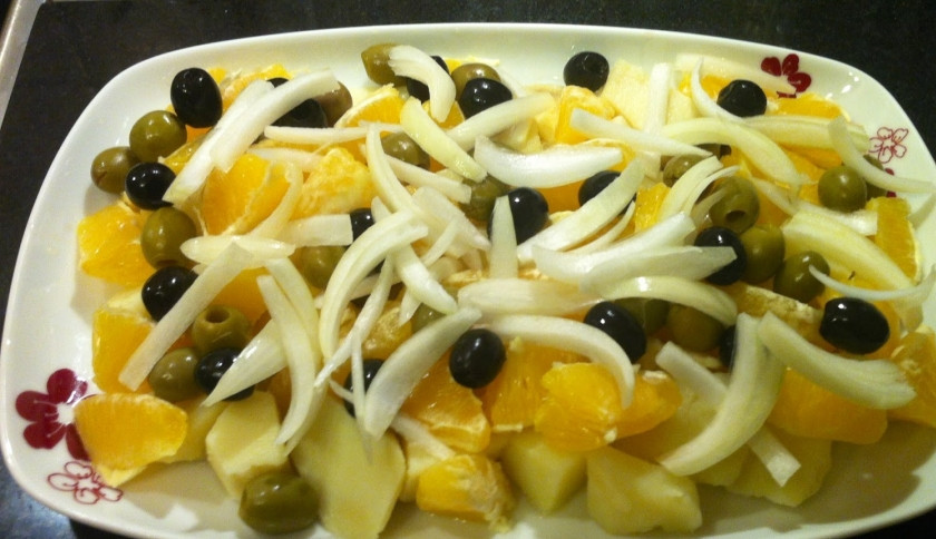 1. Этап. Малагский салат: Теперь тоже выкладываем равномерно оливки, маслины и лук.