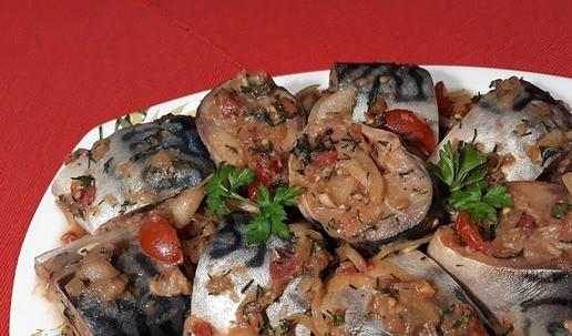 1. Этап. Скумбрия домашнего посола к 23 февраля: Выложить рыбу в блюдо для подачи. Хотите презентабельно - уложите красиво голову и хвост. Можно и без этого. Полить маринадом, украсить листиками свежей петрушки. Готово! Поздравляю всех защитников Родины с 23 февраля!!!