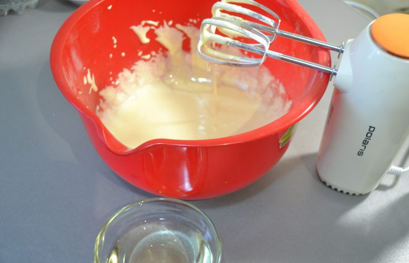 1. Этап. Мокрый бисквит: Небольшой струйкой влейте растительное масло и продолжайте взбивать.