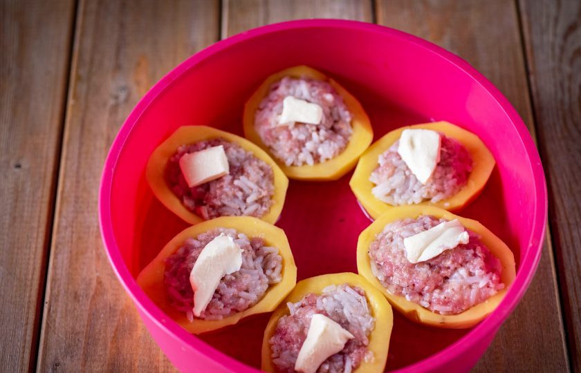 1. Этап. Картофель, фаршированный с рисом: Выложите на дно формы для запекания фаршированные картофельные половинки, на каждую половинку положите по маленькому кусочку сливочного масла. Залейте примерно 150-200 мл. воды в форму с фаршированным картофелем. Заполненную форму укройте пищевой фольгой и отправьте в уже разогретую до 180 градусов духовку на 30 минут. Затем фольгу снимите и допекайте уже без фольги еще 10 минут. Обязательно вилочкой пробуйте на мягкость картофель, если есть необходимость, то еще некоторое время подержите в духовке.