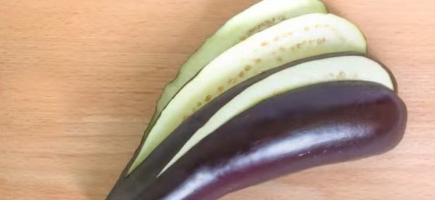 1. Этап. Баклажан веером: Баклажан нарезаем пластинами. Важно: не дорезаем до конца, пластины должны держаться как будто на ножке.