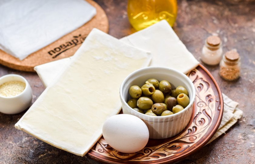 1. Этап. Оливки в слоеном тесте: Подготовьте все ингредиенты. Духовку прогрейте до 180 градусов.