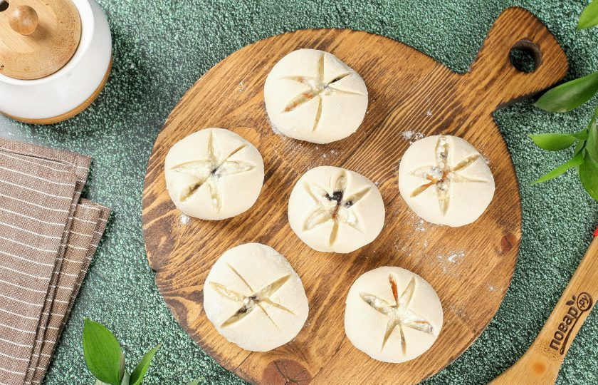 1. Этап. Пирожные Лотосы с творогом и сухофруктами: С помощью ножа сделайте три небольших крестообразных надреза как на фото.