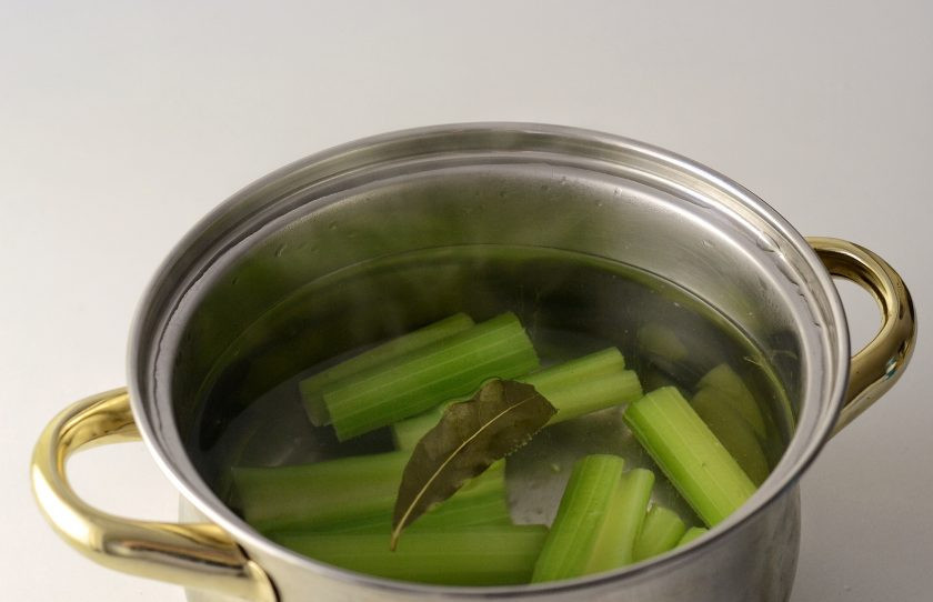 1. Этап. Сельдерей запеченный: Отварите сельдерей в подсоленной воде с лавровым листом в течение 6-7 минут.