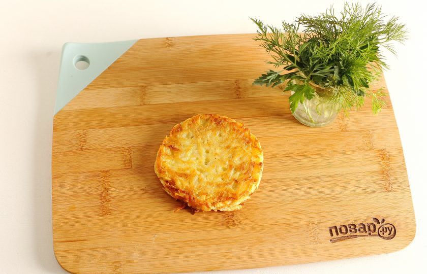 1. Этап. Драник-бургер: Начинаем собирать драник-бургер. На нижний слой выкладываем драник.