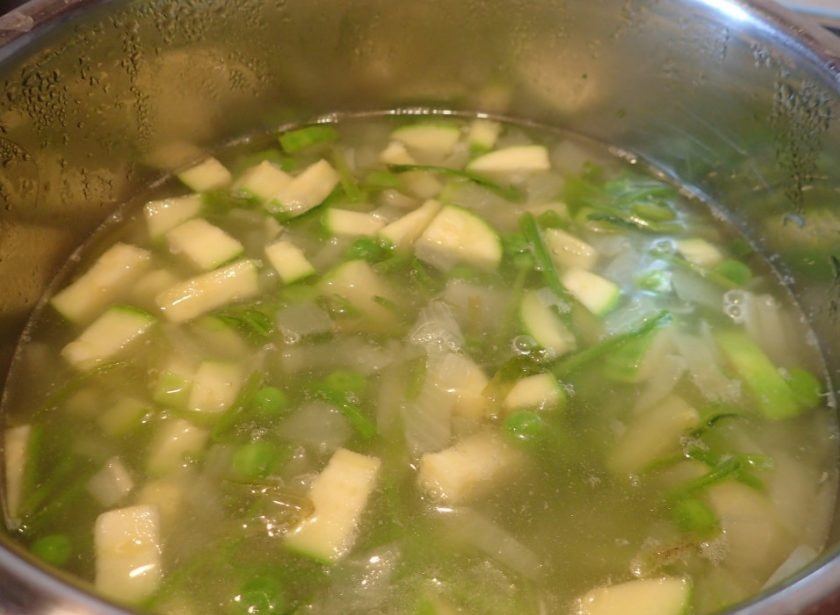 1. Этап. Блюда из мороженого горошка: 4. Когда овощи немного поджарятся, добавьте 3 стакана воды, посолите и приправьте специями по вкусу.