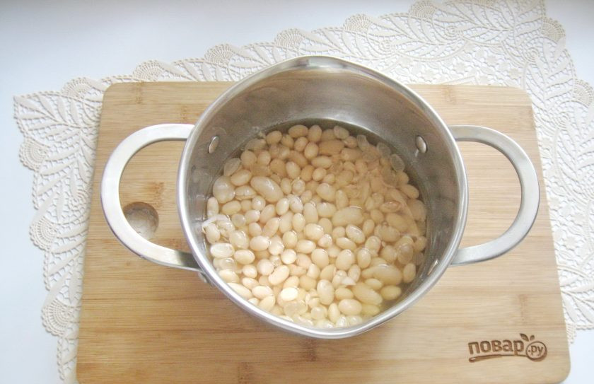 1. Этап. Свинина с фасолью в томатном соусе: Пока свинина тушится, сварите белую фасоль. Для этого хорошо её помойте и заранее замочите в холодной воде на несколько часов.