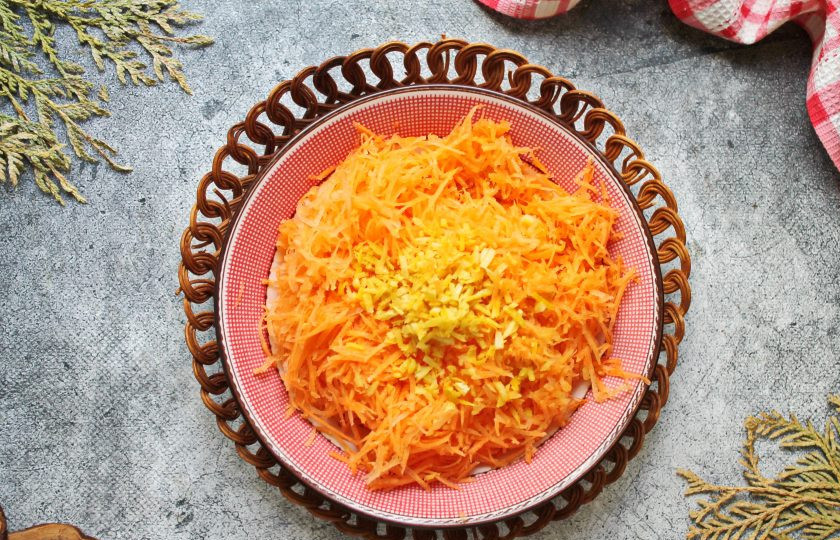 1. Этап. Морковный торт с карамелью: Морковь почистите, сполосните и натрите на средней терке.