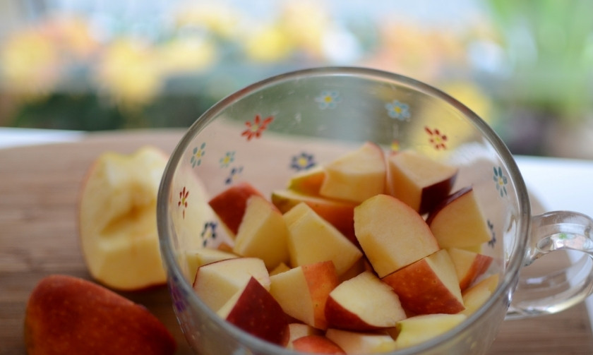 1. Этап. Яблоки с йогуртом: Яблоки порезать мелко и сложить в миску.