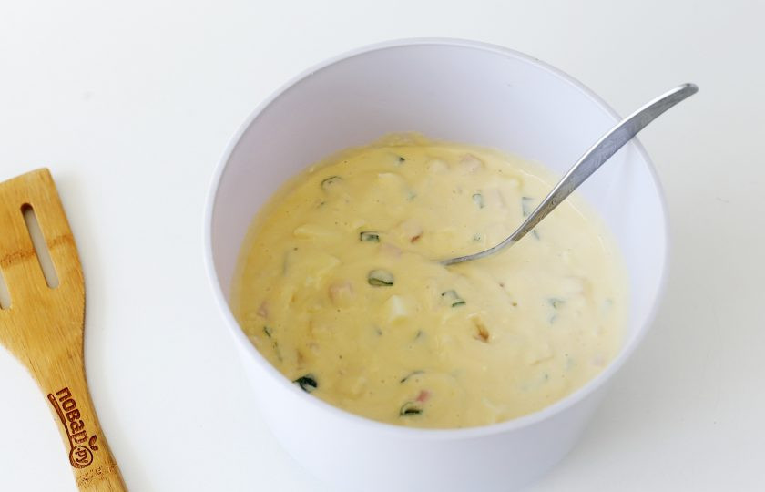 1. Этап. Пирог на майонезе в мультиварке: Добавьте к начинке все тесто и хорошо перемешайте.