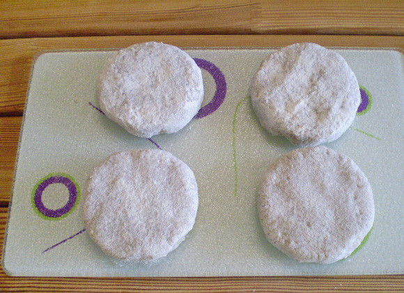 1. Этап. Котлеты из перловки: 7. Мокрыми руками берем по столовой ложке фарша и катаем шарики. Обваливаем в муке. Придаем форму котлет.