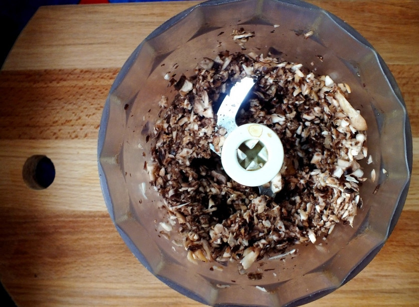 1. Этап. Тарталетки с шампиньонами: Затем грибы измельчите в блендере. Только не доводите до совсем пюреобразного состояния - измельчите, но не сильно. Также в блендере измельчите лук.