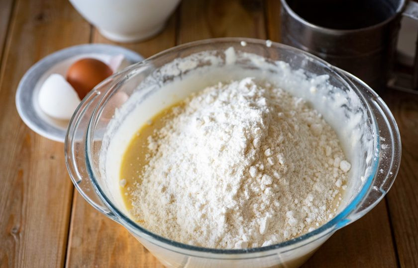1. Этап. Кокосовый кекс на кефире: Добавьте кокосовую муку.