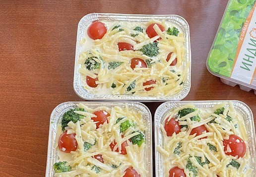 1. Этап. Запеканка с брокколи и индейкой: Залейте формочки для запекания и сверху посыпьте натертым сыром. Запекайте в разогретой до 170* духовке, в течение 30 минут.