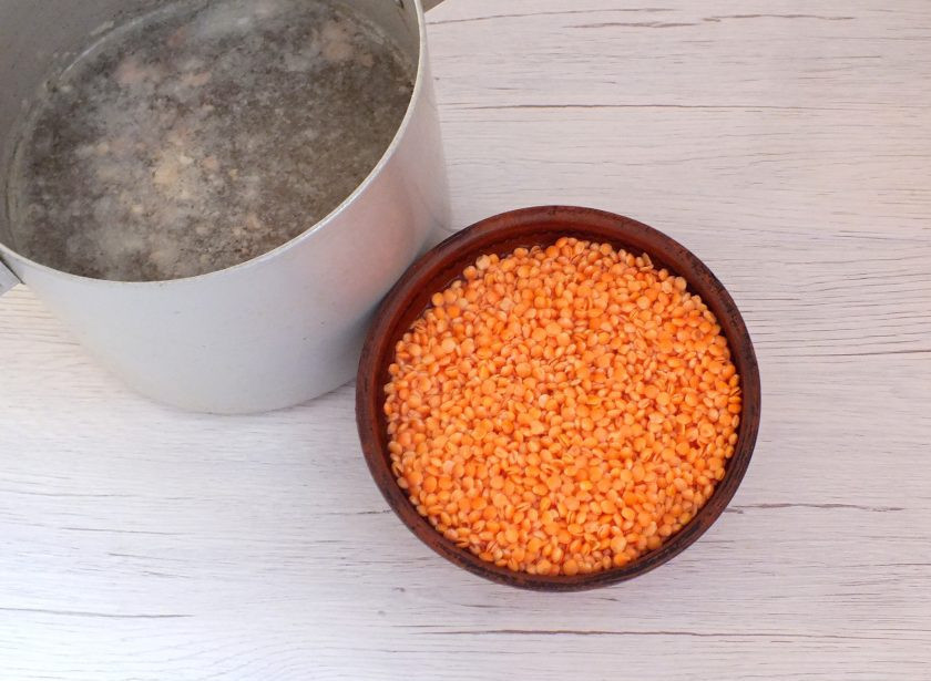 1. Этап. Чечевичный суп с говядиной: В бульон с мясом добавьте замоченную чечевицу. Поставьте кастрюлю на огонь чуть ниже среднего и варите 15 минут.