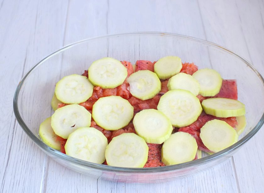 1. Этап. Горбуша с кабачком в духовке: На слой кабачков выложите подготовленные кусочки горбуши. Сверху разложите вторую отложенную часть нарезанных кабачков.